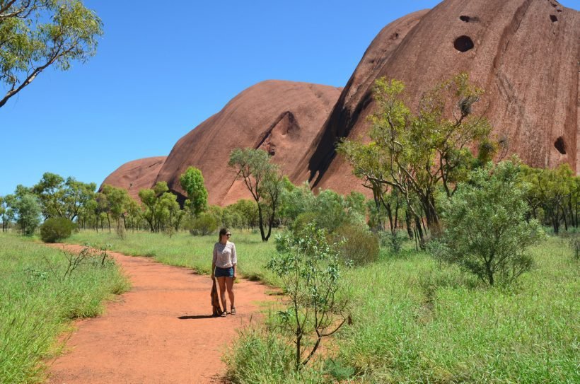 Uluru_Justina_Australijoje Australija, kelionės Australijoje, Keliautojų įspūdžiai, Studijos Australijoje, Kelionės, Uluru, Australijos dykuma