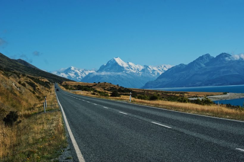 N. Zelandija Jaunimo keliones, youth travels, Naujoji Zelandija, New Zealand, travelers, mountains, van, clifts, river, lake