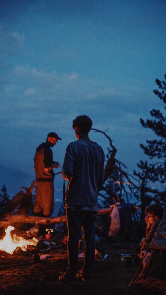 Youth travels, jaunimo kelionės, work and holiday, Kanada, Canada, darbas ir atostogos, mountains, kalnai, forest, miškas, travelers, keliautojai, hike, river, city, lights
